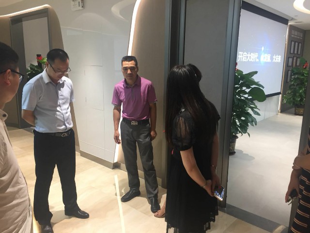 建材行業專家組團參觀德利豐家居，探討巖板發(圖1)